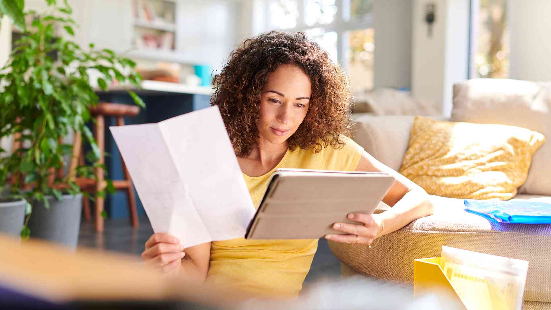 lady cutting household expenses
